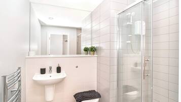 Shower, hair dryer, towels, shampoo