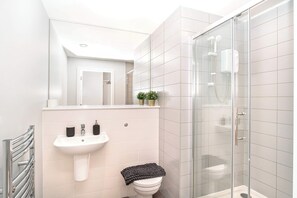 Shower, hair dryer, towels, shampoo - 1BR Apartment in Waterloo near Crosby Coastal Park (Liverpool)