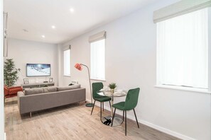 TV, offices - 1BR Apartment in Waterloo near Crosby Coastal Park (Liverpool)