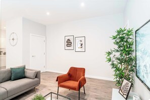 TV, offices - 1BR Apartment in Waterloo near Crosby Coastal Park (Liverpool)