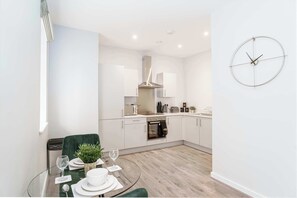 Kylskåp, mikrovågsugn, ugn och spishäll