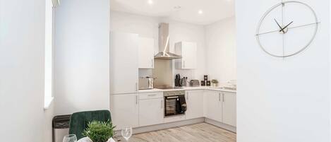 Kühlschrank, Mikrowelle, Ofen, Herdplatte