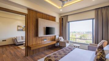 Suite, City View | Desk, iron/ironing board, free wired Internet