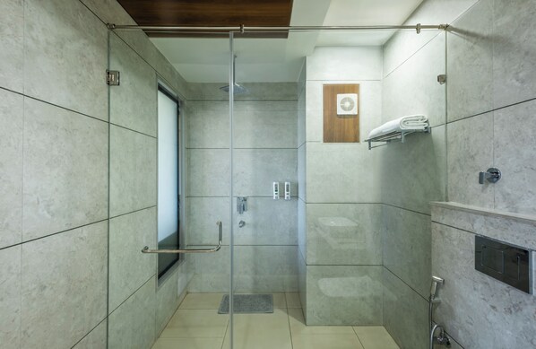 Deluxe Double Room, City View | Bathroom