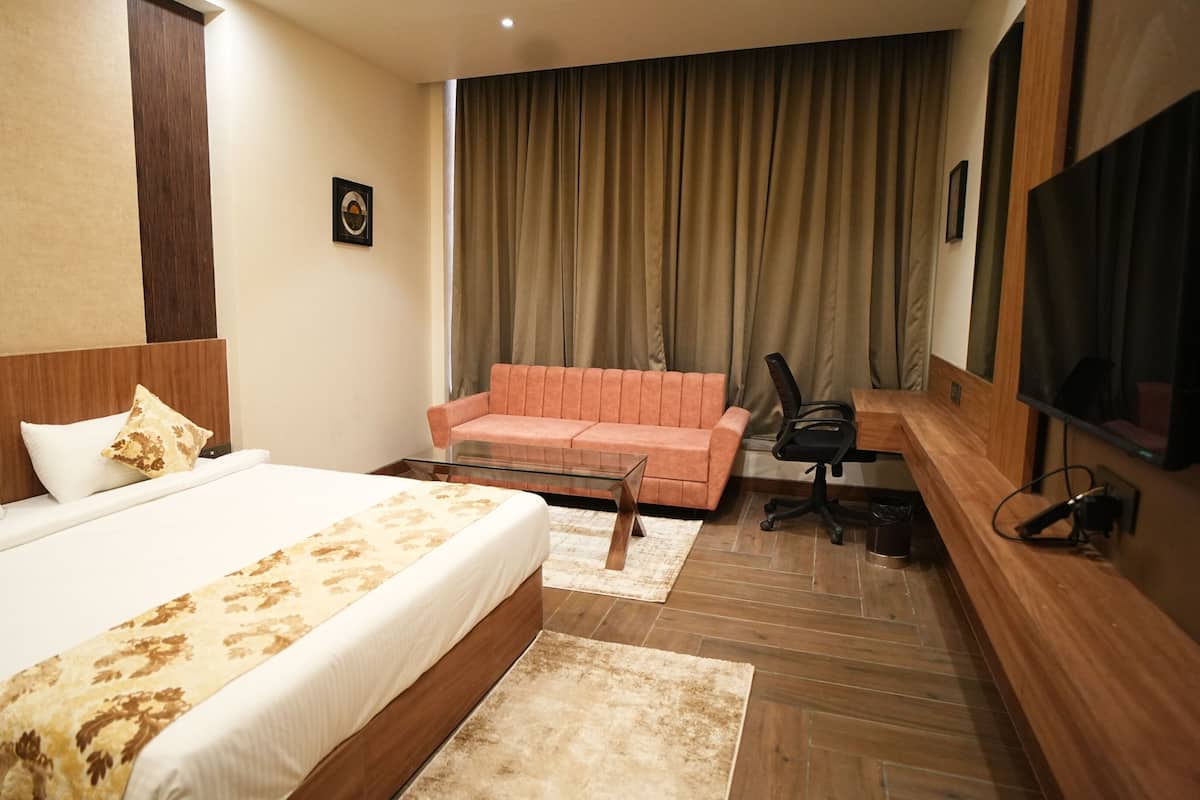 1 habitación, escritorio y tabla de planchar con plancha