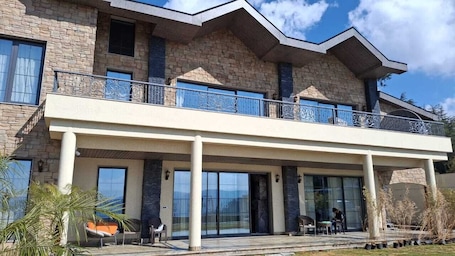 Front of property. Rosastays Aarnalaya Shimla