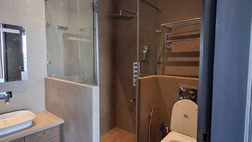 Dutxa, articles de tocador gratuïts, assecador de cabells i sabatilles