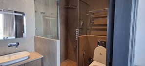 Buồng tắm vòi sen, đồ dùng nhà tắm miễn phí, máy sấy tóc 