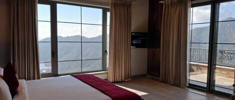 Habitación doble Deluxe, balcón, vista a la montaña | Escritorio, cortinas blackout y tabla de planchar con plancha