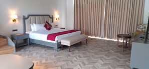 Phòng đôi Deluxe, ban công, quang cảnh núi | Bàn, màn/rèm cản sáng, bàn ủi/dụng cụ ủi quần áo 