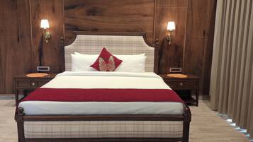 Habitació doble Deluxe, balcó, vistes a la muntanya | Escriptori, cortines opaques, planxa i posts de planxar i wifi gratuïta