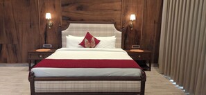 Phòng đôi Deluxe, ban công, quang cảnh núi | Bàn, màn/rèm cản sáng, bàn ủi/dụng cụ ủi quần áo 