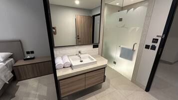 Ducha, artículos de tocador gratuitos, secador de pelo, pantuflas