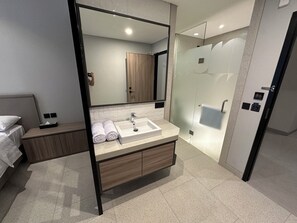 Grand Room, Balcony | Bathroom
