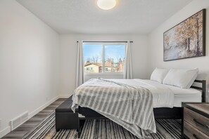 2 habitaciones, tabla de planchar con plancha, wifi y ropa de cama 