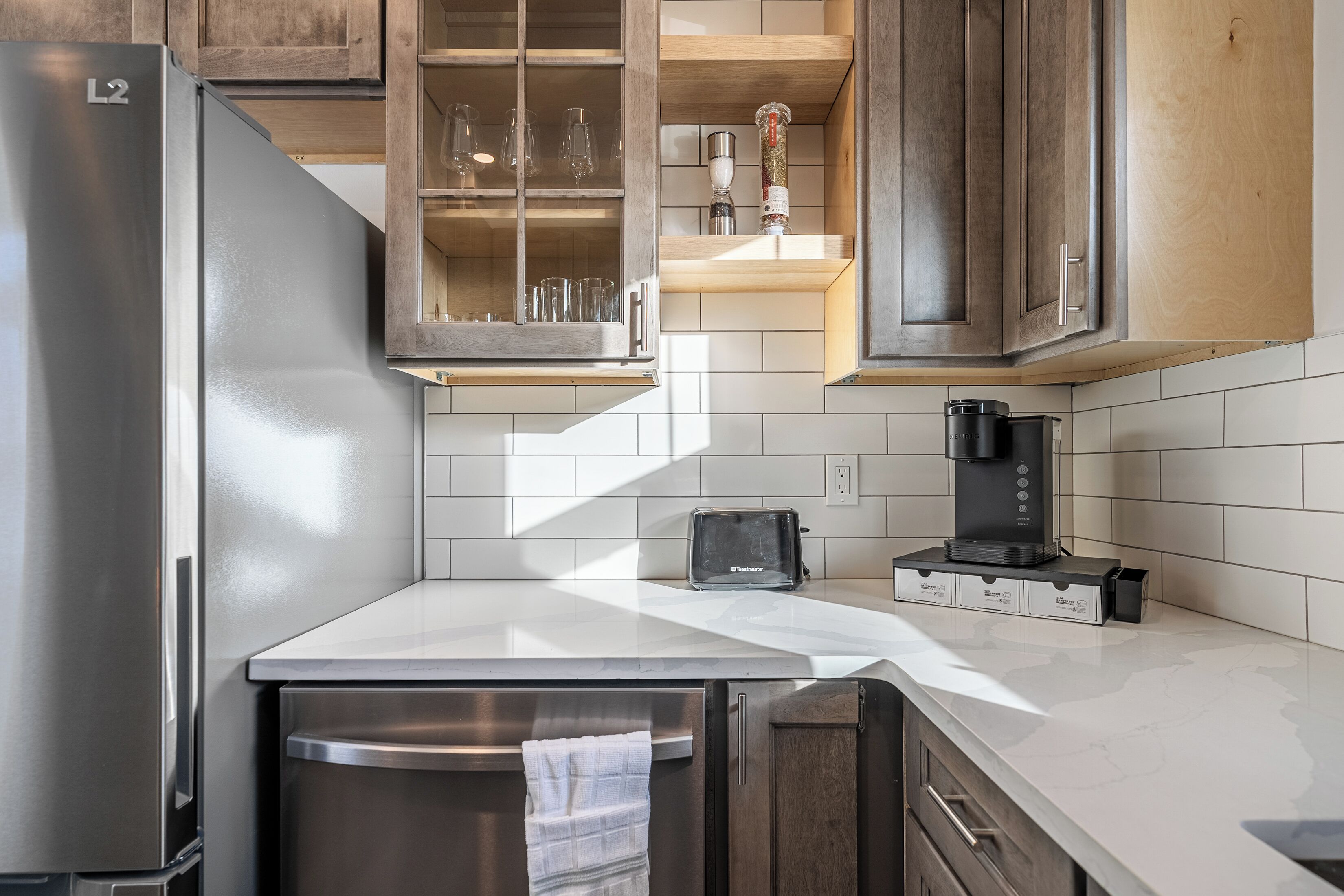 Réfrigérateur, micro-ondes, four, plaque de cuisson