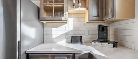 Frigorífico, microondas, horno y placa de cocina