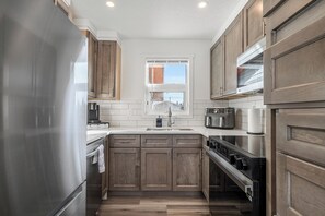 Een koelkast, een magnetron, een oven, een kookplaat