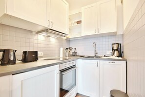 Fridge, oven, stovetop, dishwasher