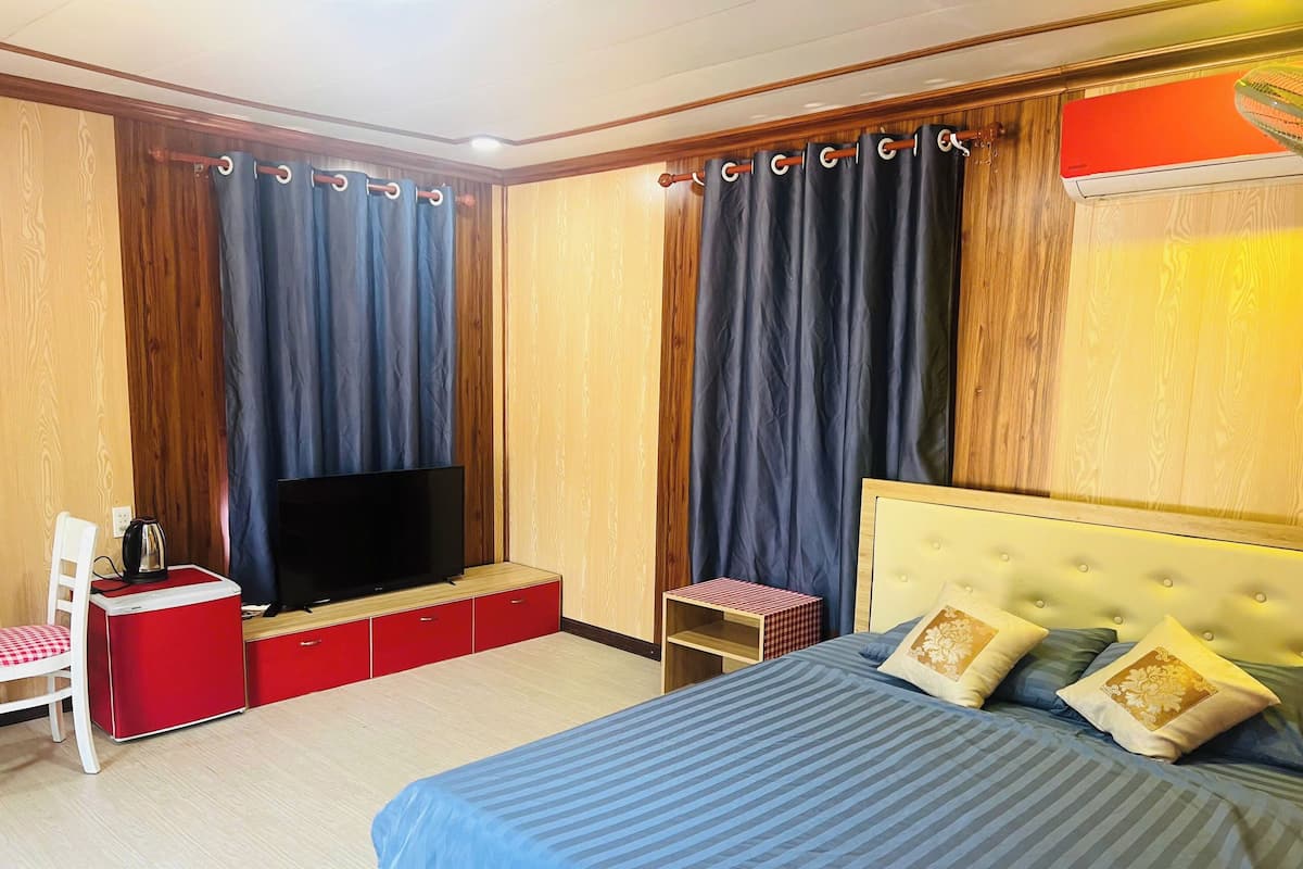 Deluxe Studio | Free WiFi, bed sheets