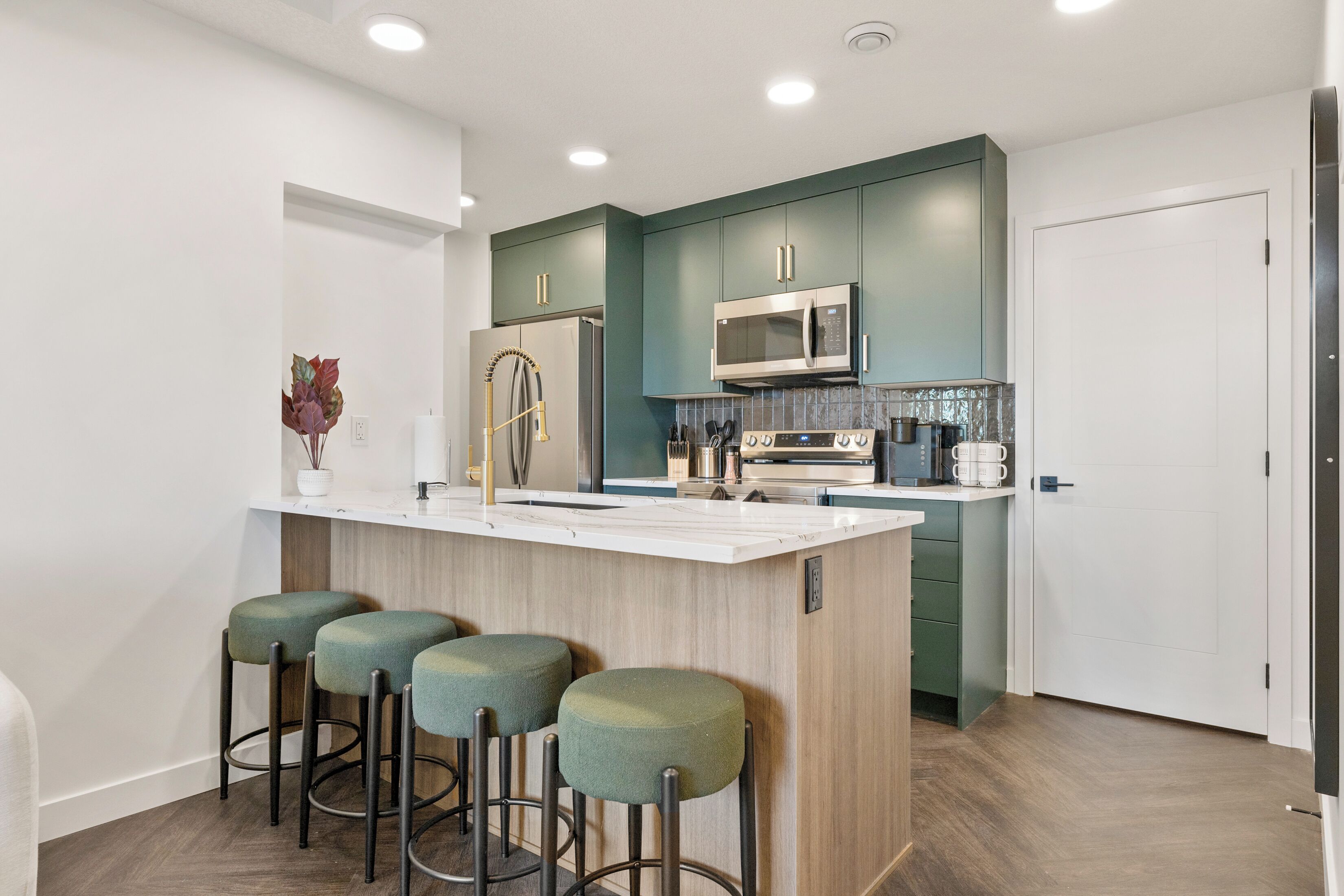 Refrigerador, microondas, horno y parrilla de estufa 