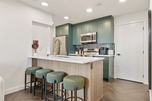 Kjøleskap, mikrobølgeovn, ovn og kokeplater