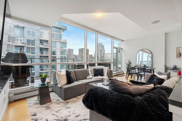 Smart TV - Two Story Penthouse 2BR w AC Stampede & BMO (Calgary)