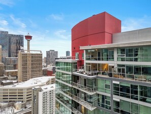Exterior - Two Story Penthouse 2BR w AC Stampede & BMO (Calgary)