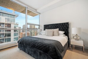 2 bedrooms, iron/ironing board, free WiFi, bed sheets - Two Story Penthouse 2BR w AC Stampede & BMO (Calgary)