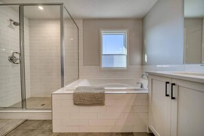 Hair dryer, towels - Beautiful Home; 4 BR 3 BA, AC, Desk (Calgary)