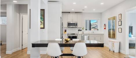 Mikrowelle, Ofen, Herdplatte, Geschirrspüler