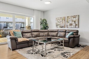 Smart TV - Bright Nature Escape 2BR Walkout Suite w/ Patio (Calgary)