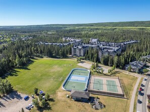 Sports court - Bright Nature Escape 2BR Walkout Suite w/ Patio (Calgary)