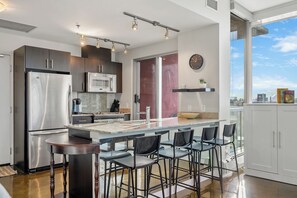 Réfrigérateur, four à micro-ondes, un four, surface de cuisson