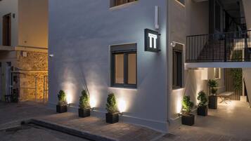 Bagian depan properti - sore/malam