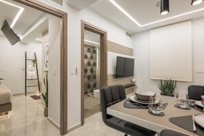 럭셔리 아파트 | 거실 공간 | 디지털 채널 시청이 가능한 50인치 스마트 TV, 스마트 스피커