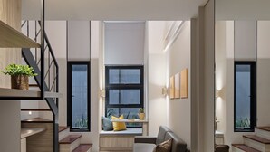 Ein modernes Interieur mit Küche, Sitzgelegenheit und einer Treppe.