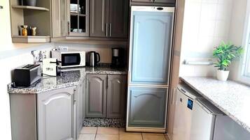 Een koelkast, een magnetron, een oven, een kookplaat