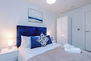 2 bedrooms, desk, iron/ironing board, WiFi