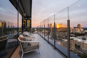 1 bedroom - High-rise Apt Raleigh Free Parking Sunset View 1 (Raleigh)