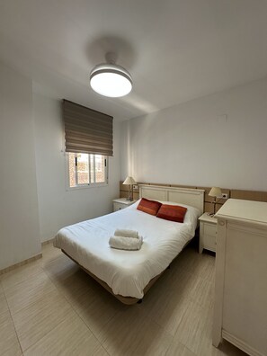 2 Schlafzimmer, Bügeleisen/Bügelbrett