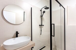 Sèche-cheveux, serviettes fournies