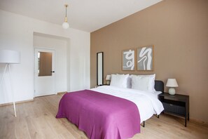 1 slaapkamer, een strijkplank/strijkijzer, gratis wifi, beddengoed