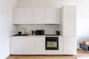 Microondas, horno, lavavajillas y utensilios de cocina 