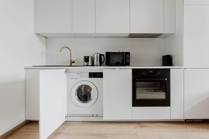 Microwave, oven, dishwasher, cookware/dishes/utensils