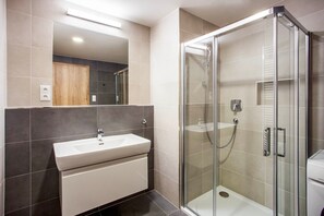 Articles de toilette gratuits, sèche-cheveux, serviettes fournies
