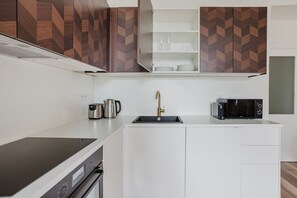 Microwave, oven, dishwasher, cookware/dishes/utensils - Blueground | Prague 10, renovated & furnished (PRG-17) (Prague)