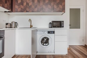 Microwave, oven, dishwasher, cookware/dishes/utensils - Blueground | Prague 10, renovated & furnished (PRG-17) (Prague)