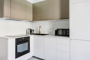 Microwave, oven, dishwasher, cookware/dishes/utensils - Blueground | Rostovska str, renovated & furnished (PRG-19) (Prague)