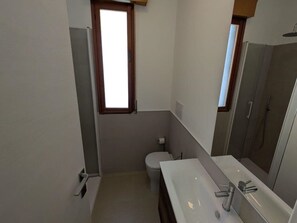 Apartment, 2 Schlafzimmer, Terrasse, Stadtblick | Badezimmer